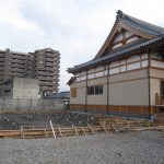 本堂の隣に会館を建設中